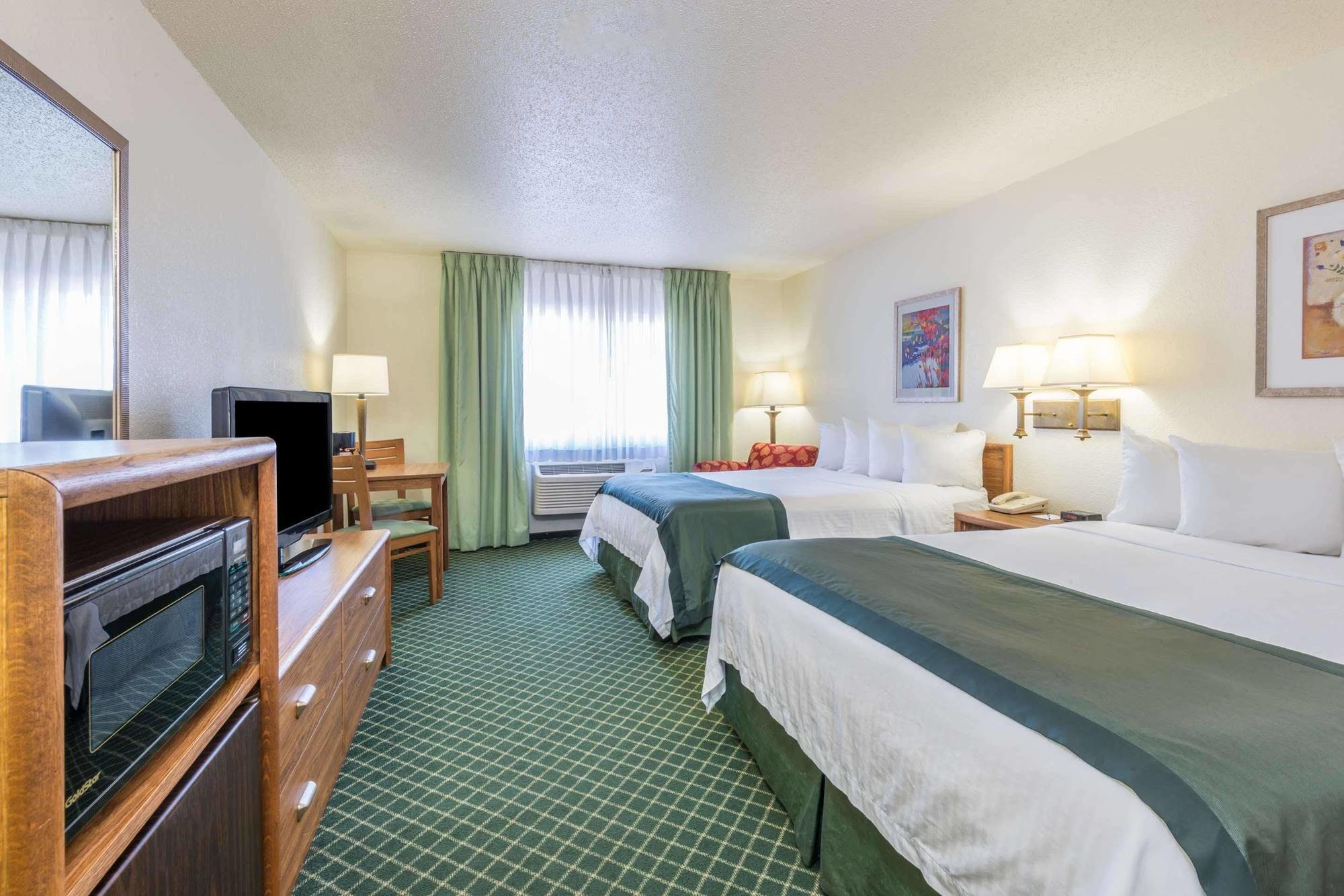 Baymont By Wyndham Salina Hotel Buitenkant foto